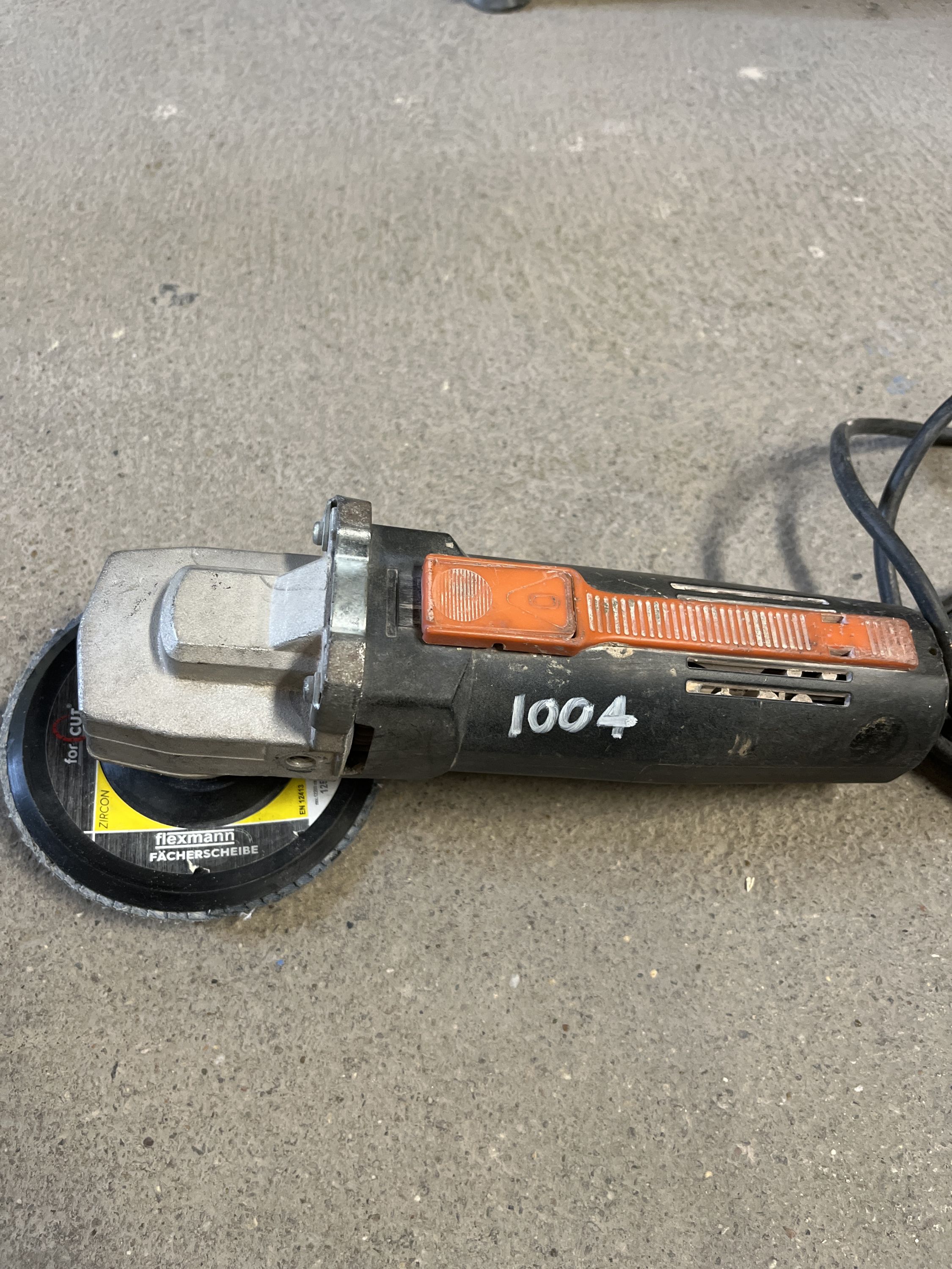 Black & Decker 9306-10 Sarokcsiszoló 115mm - 1004BER termék fő termékképe